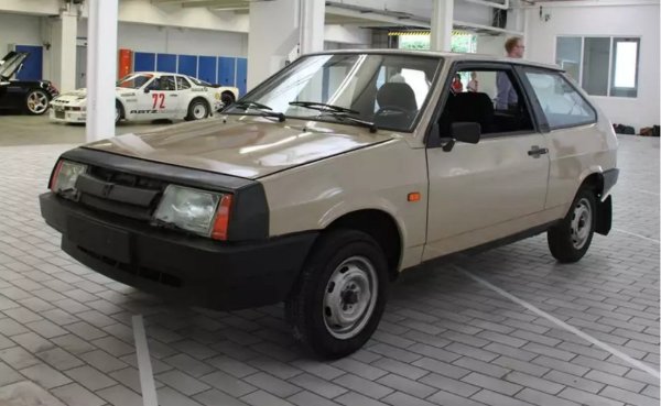 От ВАЗ прибягват отново до услугите на Porsche, когато идва време най-после да заменят старата лицензна конструкция от Fiat-124 със задно предаване и да преминат към съвременното предно предаване. Това ще са бъдещите Лада Самара и Спутник (ВАЗ-2108). Цялата им разработка е на практика съветско-германски проект, наречен Gamma. Първите прототипи на Samara се тестват на полигона на Porsche във Вайзах. С посредничеството на Porsche са привлечени и други германски фирми - като например ZF, която разработва скоростните кутии. 
НА СНИМКАТА: Прототипът на ВАЗ-2108 в музея на Porsche
